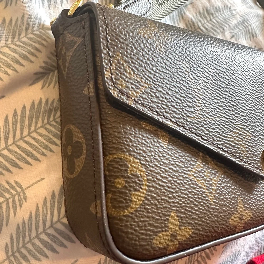 Brown Monogram Crossbody Bag - small and so cute - Picture 5 of 8